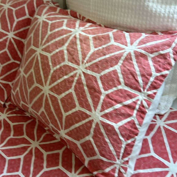 Trina Turk Queen bedspread with two standard pillow shams and one matching sheet - Picture 8 of 9